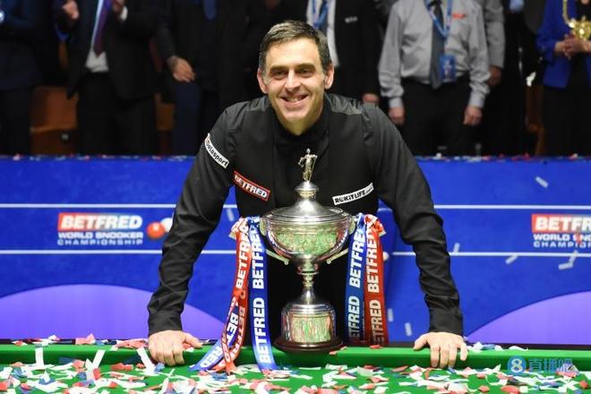 展示了他在 展示了他在